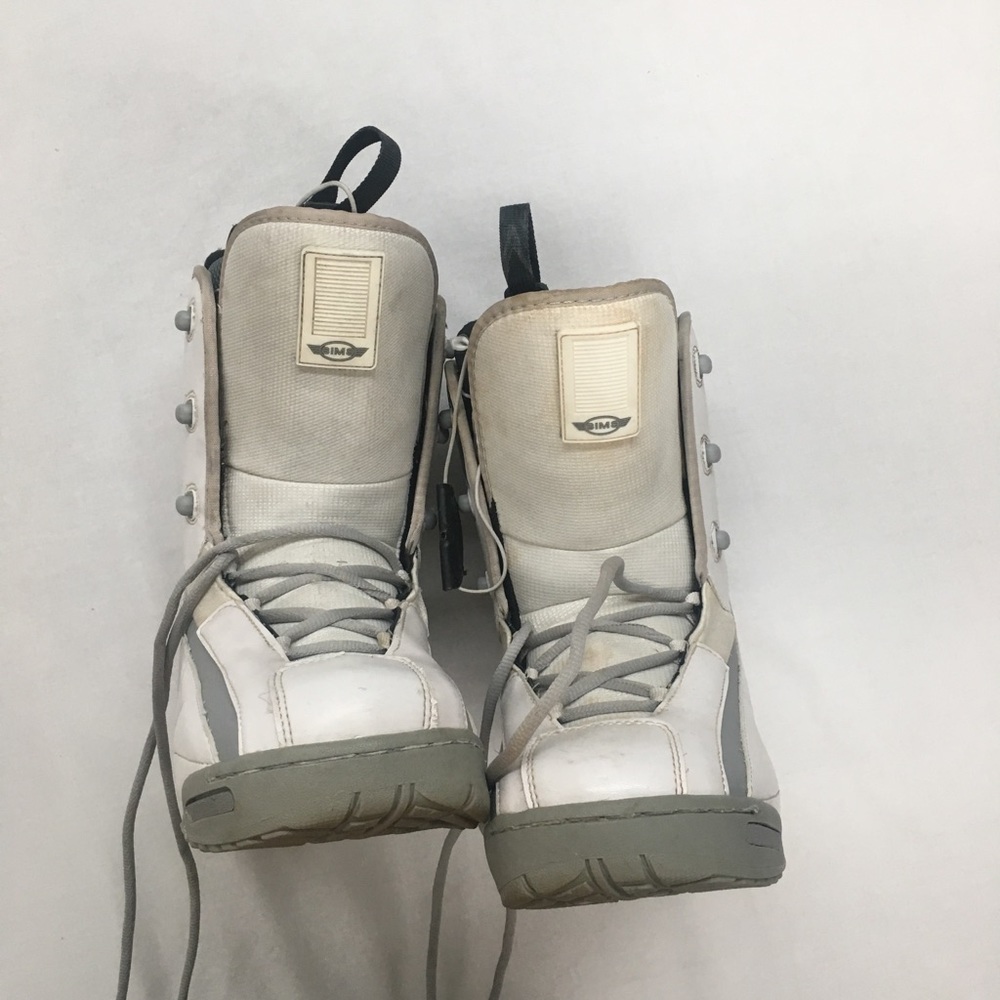 Snowboarding boots
